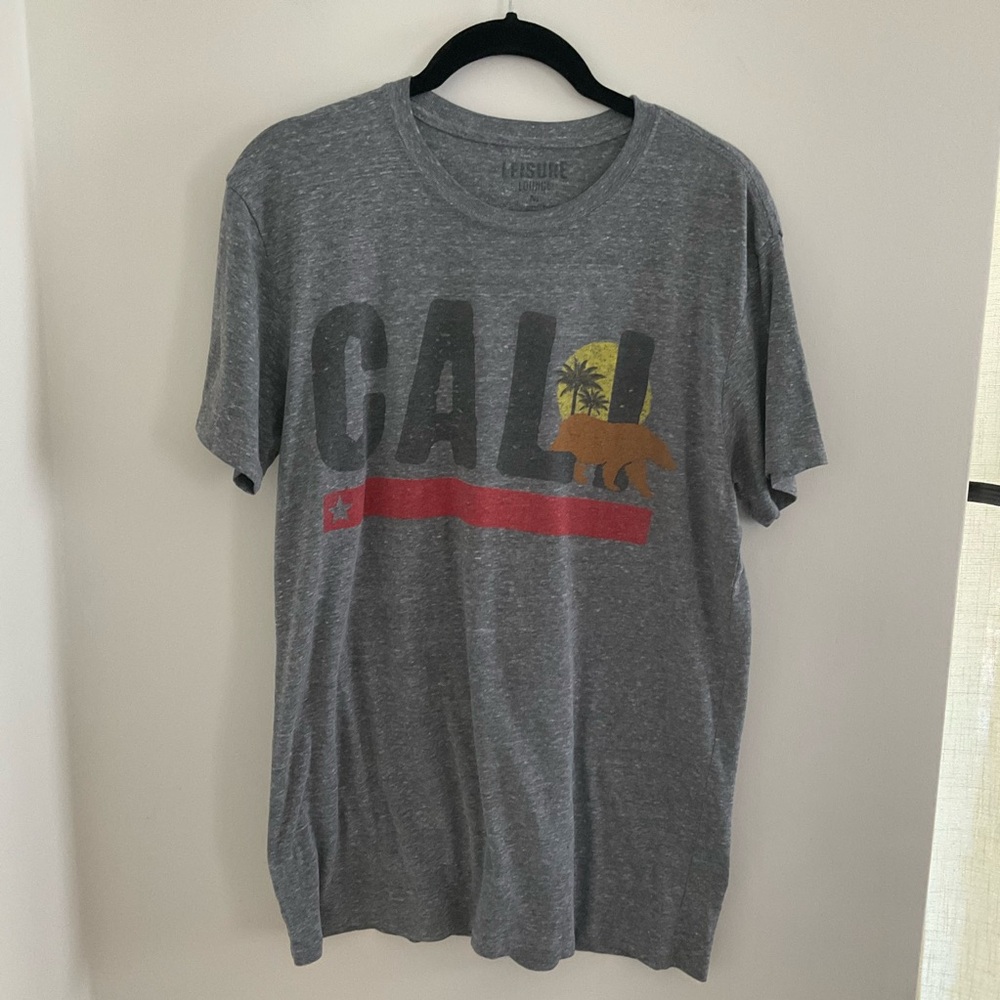 Gray 'CALI' Graphic Short-Sleeve Tee with Bear Motif